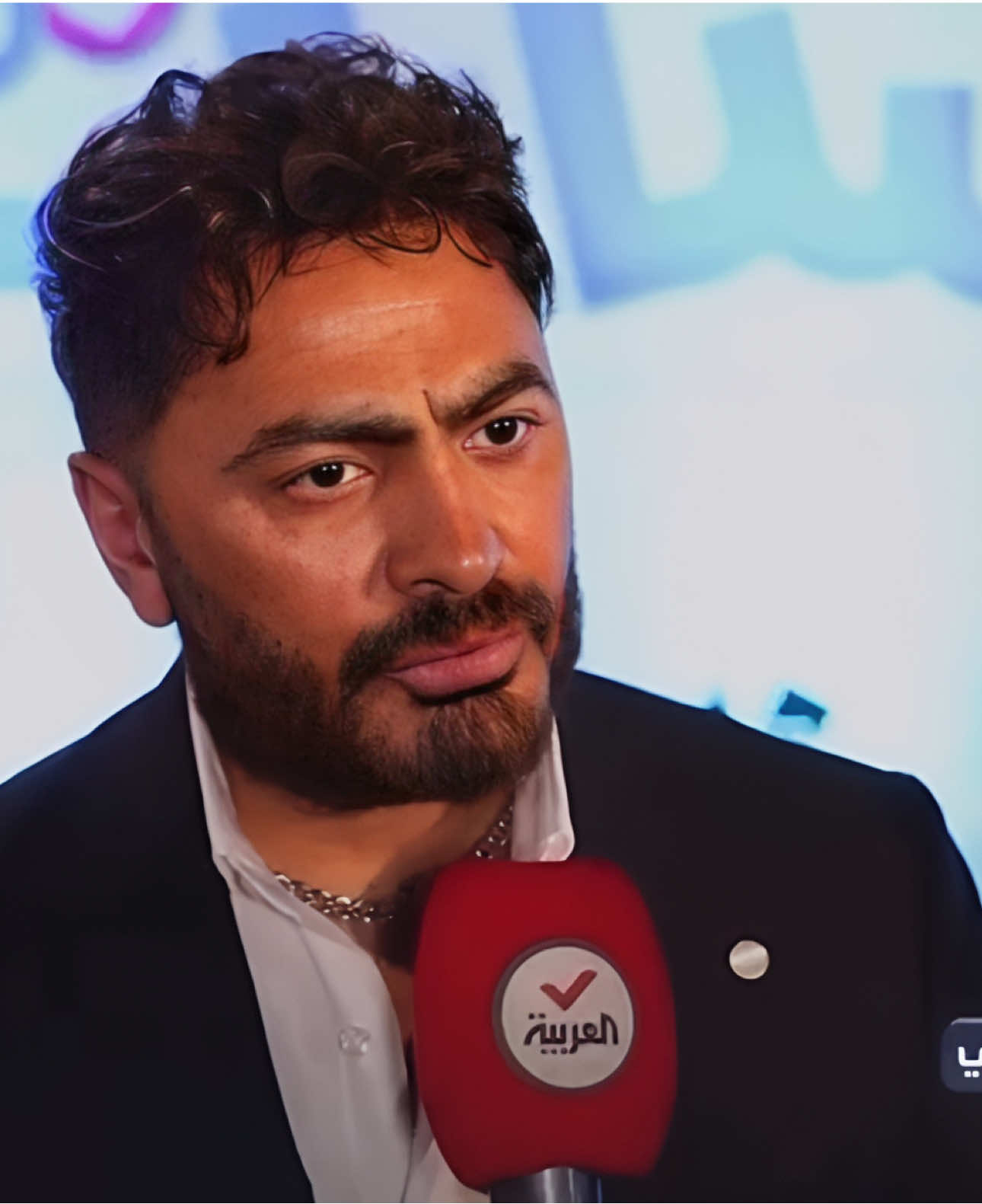 A post by @tamerhosny on TikTok caption: معلش كلمتين في قلبي مهمين هما اللي خلوني أتكلم كده في الڤيديو ده الإنترنت والسوشيال ميديا خدوا كل أوقات حياتنا وخلونا محنيين وباصين تحت في تليفوناتنا وما أشبه ومبقاش في وقت إننا نبص فوق لربنا و نقوي روحنا بالفضفضة معاه لا الفضفضة بقت وانت باصص تحت في التليفون والآي باد واللاب توب والكمبيوتر شوف شغلك عادي وهزر و العب بس متنساش الأهم إنك مخلوق من طين وروح. وزي ما الجسم غذاؤه الميه والأكل… روحك غذاؤها اللجوء لربنا والنظر له والكلام معاه في صلاتك أو في ذكرك ودعائك وكمان محتاجين وقت للتفكير في المستقبل وإزاي نكبر صح ونتدرج في نجاحنا بشكل منطقي سليم بجد بقينا مدمنين سوشيال ميديا وتليفونات وشكلنا بقى غريب والخطر ده طالنا وطال ولادنا لازم فعلاً وقفة مع النفس وإعادة تفكير من جديد في علاقتنا بالإنترنت.