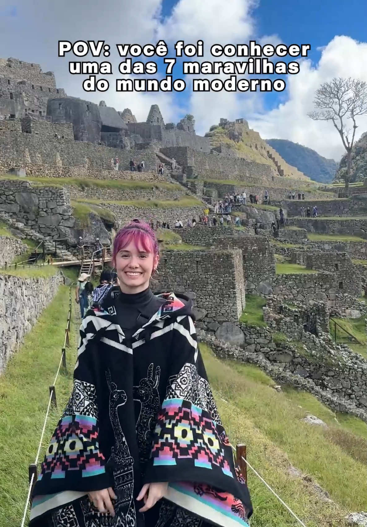 A post by @juliakbarni on TikTok caption: vlog completo no Youtube LINK NA BIO conhecendo Machu Picchu 🇵🇪