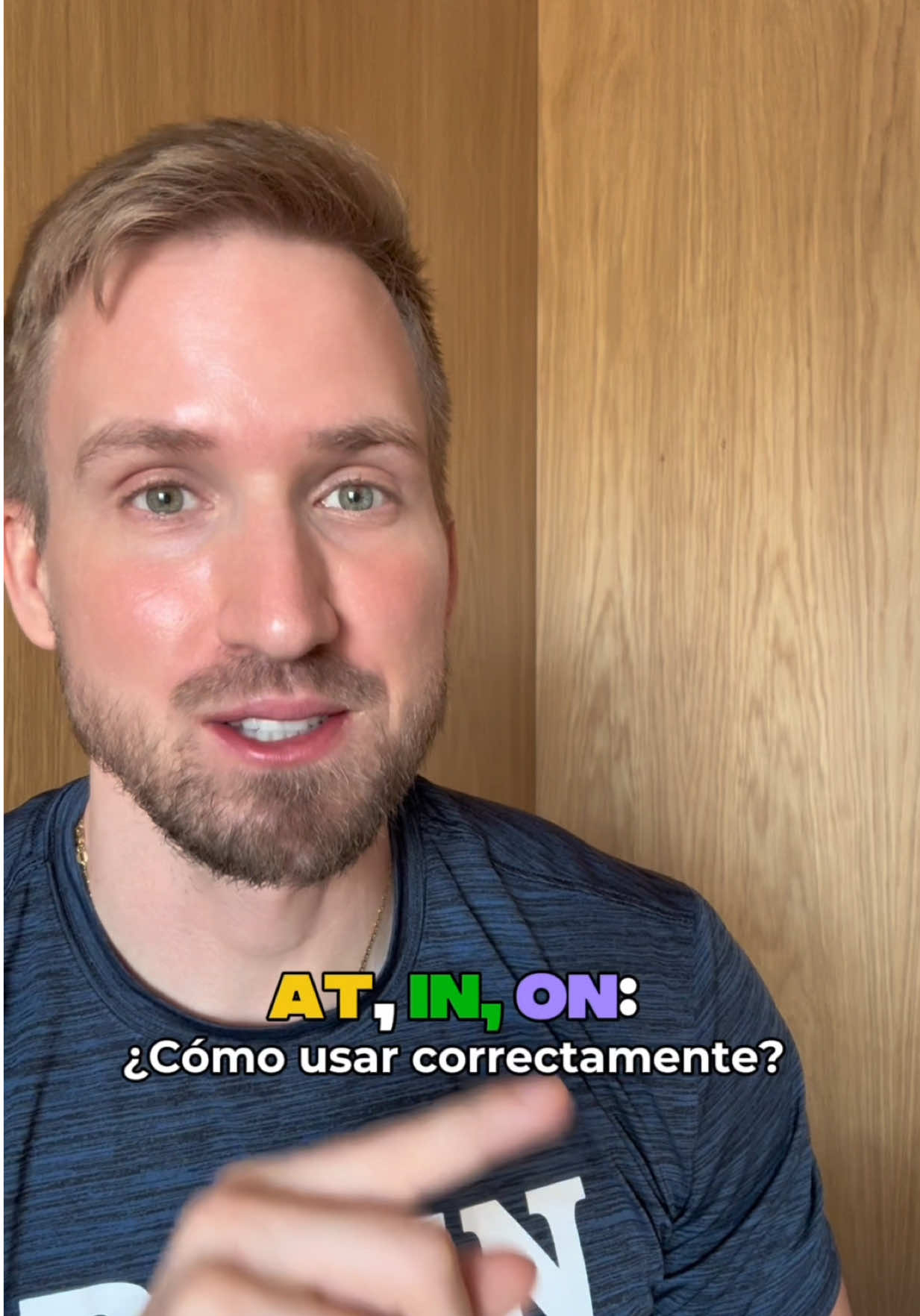 A post by @spencerconoce on TikTok caption: Cómo usar las preposiciones en inglés. 