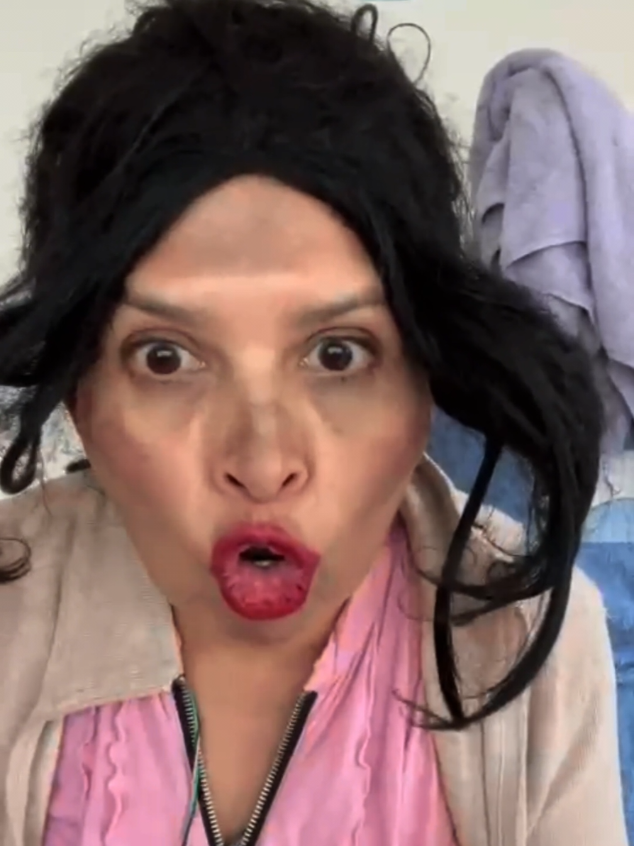 A post by @_lachupitos on TikTok caption: A mi amiga le da miedo el ratón 🤭😅 #LaChupitos #tiktok #foryoupage #comedia #risa #fyp #humor #viraltiktok #parati 
