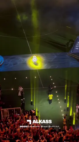 A post by @alkasstvsports on TikTok caption: 🎥 شوف | لحظة تقديم الكاس من أسطورة #الاتحاد احمد جميل في ليلة التتويج بلقب دوري روشن السعودي للمحترفين  #الاتحاد_ضمك #قنوات_الكاس #منصة_شوف  #دوري_روشن_السعودي  #الرياضة_على_التيك_توك  #SPL #SPL 