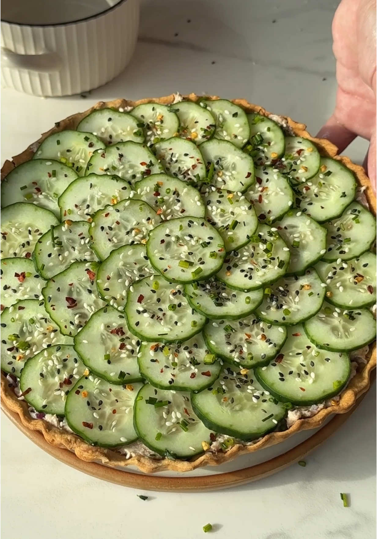 A post by @lasrecetasdesimon on TikTok caption: UNA TARTA BIEN DISTINTA: Una buena opción para tu próximo almuerzo 🤩  •  En vez de preparar la típica tarta de atún al horno, te podes hacer esta receta, que encima de sacarla rapidísimo, es muy fácil y queda con un sabor exquisito para el próximo almuerzo ✨ • 𝕀𝕟𝕘𝕣𝕖𝕕𝕚𝕖𝕟𝕥𝕖𝕤:  • 3 Latas de Lomitos de Atún 🐟 • ⁠1/2 Cebolla Morada 🧅 • Jugo y Ralladura de 1/2 Limón 🍋 • ⁠1 Puñado de Ciboulette 🌿 • 2cdas Grandes de ⁠Queso Crema  • 2 Pepinos 🥒 •  Una base crocante y un relleno frío! Qué mejor que hacerte esta receta e innovar en tu próximo almuerzo? 😉 • #tarta #atun #comidafacil 