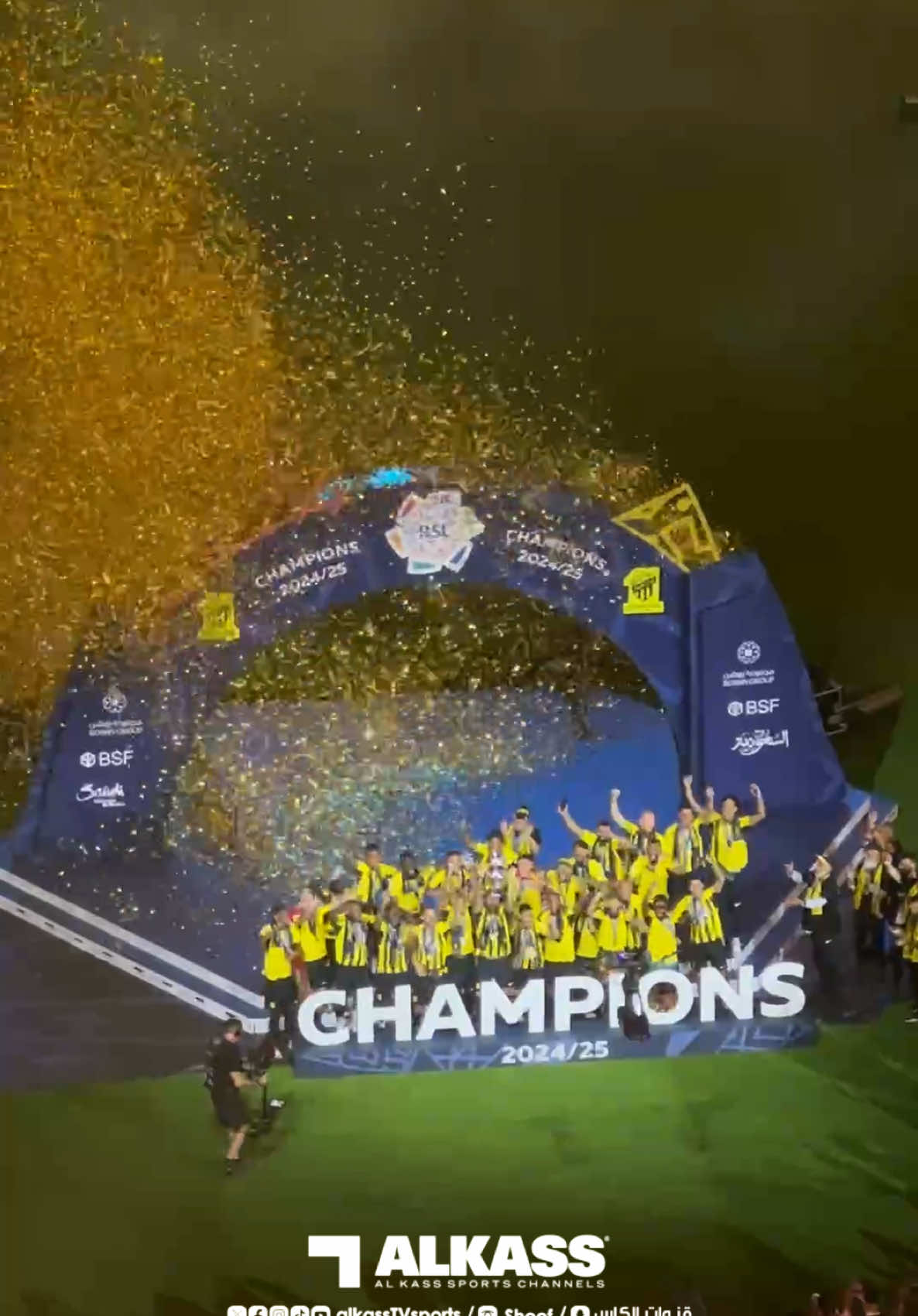 A post by @alkasstvsports on TikTok caption: 🎥 شوف | “يا إتي ما شاء الله”.. #بنزيما يقود لاعبي #الاتحاد لرفع لقب دوري روشن السعودي لموسم 2024-2025 #الاتحاد_بطل_الدوري #الاتحاد_ضمك #قنوات_الكاس #منصة_شوف  #دوري_روشن_السعودي  #الرياضة_على_التيك_توك  #SPL #SPL