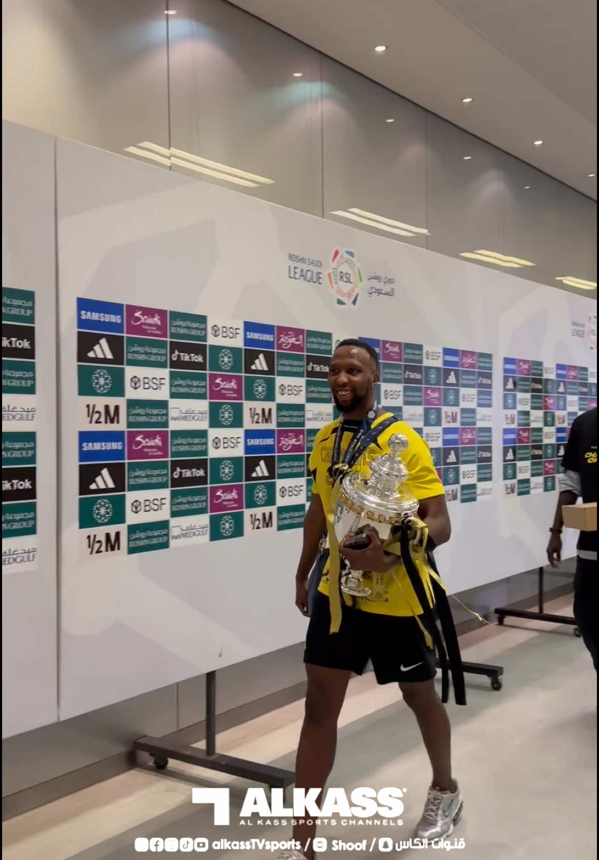 A post by @alkasstvsports on TikTok caption: 🎥 شوف | جانب من خروج نجوم #الاتحاد بعد تحقيق لقب دوري روشن السعودي لموسم 2024-2025  #الاتحاد_بطل_الدوري #الاتحاد_ضمك  #قنوات_الكاس #منصة_شوف  #الرياضة_على_التيك_توك  #SPL #rsl 