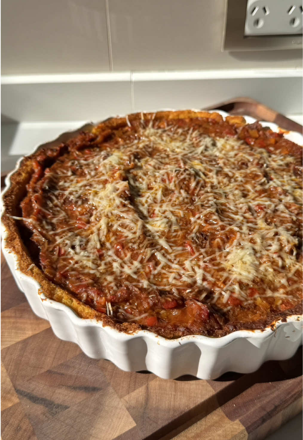 A post by @kulinaria.recetas on TikTok caption: 🥩TARTA CON BASE DE POLENTA, y de relleno un señor ESTOFADO. Esta sin dudas es mi tipo de tarta. 🍅INGREDIENTES: Base: -1 papa mediana. -1 taza  de leche. -1 taza  de agua. -1 diente de ajo. -1c de mostaza. -1 taza de polenta. Relleno: -500g de carne. -lata de tomate. -2 cebollas. -1 Morron. -1 zanahoria. -albahaca, pimentón, ají molido, comino. -queso muzarella. -queso rallado. 🔥La base la cocinan a fuego fuerte hasta que este bien doradita y para que sea mas facil esparcirla en la fuente, usen una cuchara mojada. Esta receta no tiene ni un gramo de desperdicio. La prueban y después me cuentan. Atte: Kuli✨. . . . . #recetasfaciles #cena #tarta #polenta #estofado 