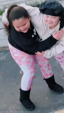 A post by @olyandliz on TikTok caption: Ayye #onthisday  #viral  #momanddaughter  #fyp  #fypシ 