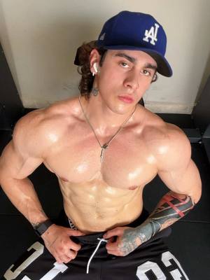 A post by @carlosbelcast on TikTok caption: Mi propio gym en casa!! Se cumplió el sueño / aún le falta pero tenía que estrenar lo que ya había llegado 