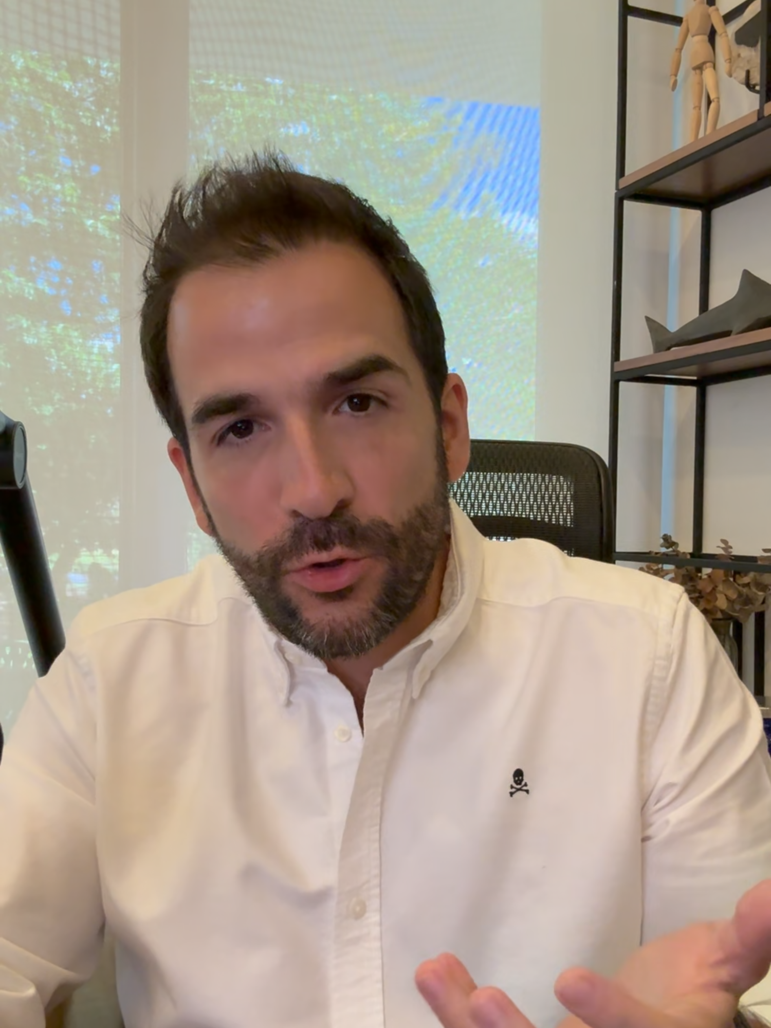 A post by @rodrigogarciaplat on TikTok caption: 👑 ¿Y si la reina Isabel no era fría… sino una mujer herida aprendiendo a sobrevivir? Nos enseñaron que ser fuerte es ocultar lo que sentimos.  Pero después de miles de horas en terapia, te lo puedo decir:  💔 Las personas más duras por fuera… suelen ser las más sensibles por dentro. Cuando creces en entornos donde sentir está mal, donde ser dulce es un riesgo, tu cuerpo aprende a protegerse:  ❌ Reprimes emociones  ❌ Tomas control de todo  ❌ Exiges perfección (a ti y a los demás) Esto no es solo un tema psicológico. Es biológico. Y saber identificar los biotipos te cambia la vida. ¿Y si tú también estás repitiendo este patrón con tus hijos, tu pareja o contigo misma? 💡 Aprender a ver lo invisible, entender tu historia desde tu biología y ayudar a otros a sanar… es posible. Ve al link de nuestro perfil,  si quieres formarte como Coach en Biotipos y transformar vidas (incluida la tuya). #biotipos #inteligenciabiologica #coachingbiologico #reinaisabel #psicologiafemenina #autoconocimiento #madreslatinas #emocionesreprimidas #heridasemocionales #sanacionfamiliar #flematico #coachingtransformacional #entendertuhistoria #sermadre #terapiaconsciente #seriesparacrecer #entretenimientoconsciente