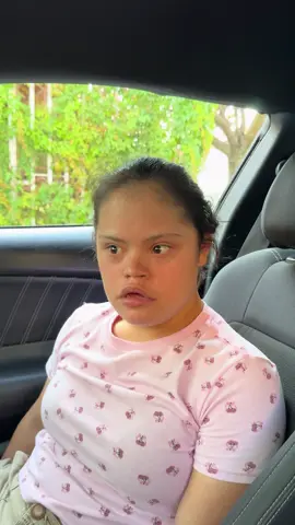 A post by @elhueleperron_ on TikTok caption: Por eso no confío en Lupe 😭 @La Buen Lupe #parati #viral #fyp #foryou #risa 