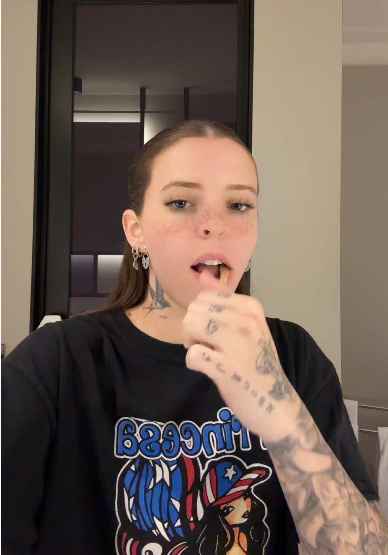 A post by @itsyoungmiko on TikTok caption: buenas noches 🤍