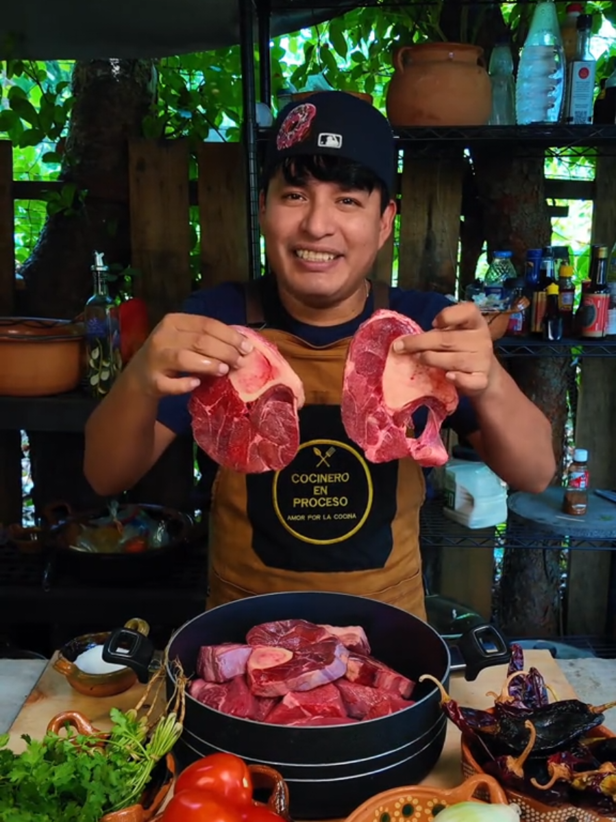 A post by @cocineroenproceso on TikTok caption: ¡Quesabirrias de Res! . #yosoycocinero #recetas #recetasmexicanas #comidamexicana #recetafacil #birria #birriatacos #BirriadeRes 