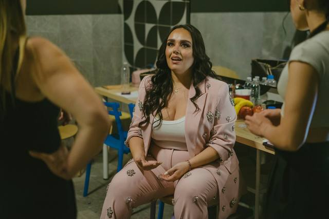 A post by @monicamakaco on TikTok caption: Todavía no lo supero… Presentarme en mi ciudad fue algo que me tocó el alma. Ver a mi familia en el público, sentir su apoyo y compartir este sueño con ellxs hizo que todo valiera aún más la pena. Gracias Querétaro por hacerme sentir tan abrazada. ¡Qué noche tan mágica!