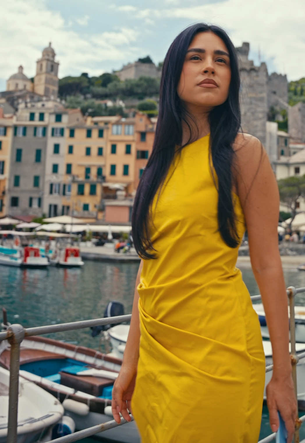 A post by @aboutclo on TikTok caption: life on #realmeGT7Series #DolceVita #realme #adv @realme Italia 📱 