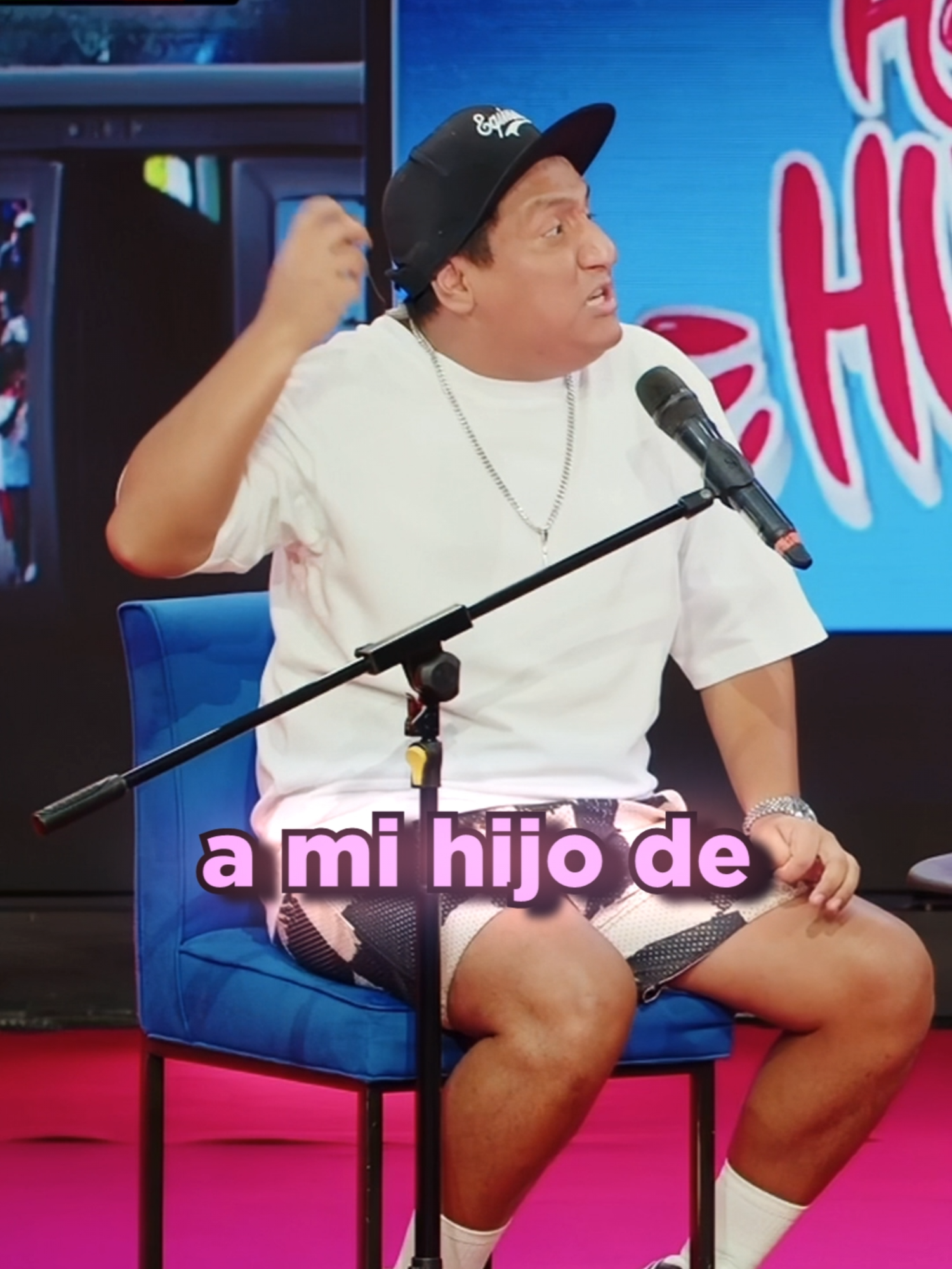 A post by @hablandohuevadas.pe on TikTok caption: Jorge Luna es increpado por la mamá de Ricardo Mendoza #hablandohuevadas #humor