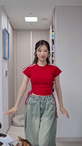 A post by @sonaworld_official on TikTok caption: 드디어…!!! 드디어 비비님의 축복 시작이다!! 이번 음원도 역시나 비비가 비비했다…🙈🩷 Have you ever seen BIBI perform live? She’s absolutely amazing!🤩🩷 . . #비비 #BIBI #책방오빠문학소녀  #책방오빠문학소녀손댄스 #ScottandZelda