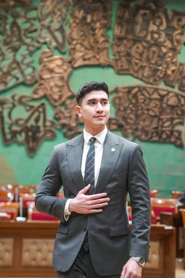 A post by @bramastaverrell on TikTok caption: Masa Sidang III resmi ditutup dari ini lewat Rapat Paripurna DPR RI. Banyak yang belum tahu, kerja anggota DPR itu dibagi dua siklus: masa sidang dan masa reses. Masa sidang, kita di Senayan: bersuara, memperjuangkan isu-isu dan hak seluruh masyarakat baik di pendidikan, pemuda, olahraga, dan budaya. Sekarang masuk masa reses, waktunya kembali ke dapil. Dengar langsung aspirasi masyarakat… dan kadang bawa oleh-oleh juga, dari dana pribadi 😄 Ada yang mau disuarakan secara nasional? Sangat dipersilahkan jika teman-teman ingin menyampaikan sesuatu yaa.