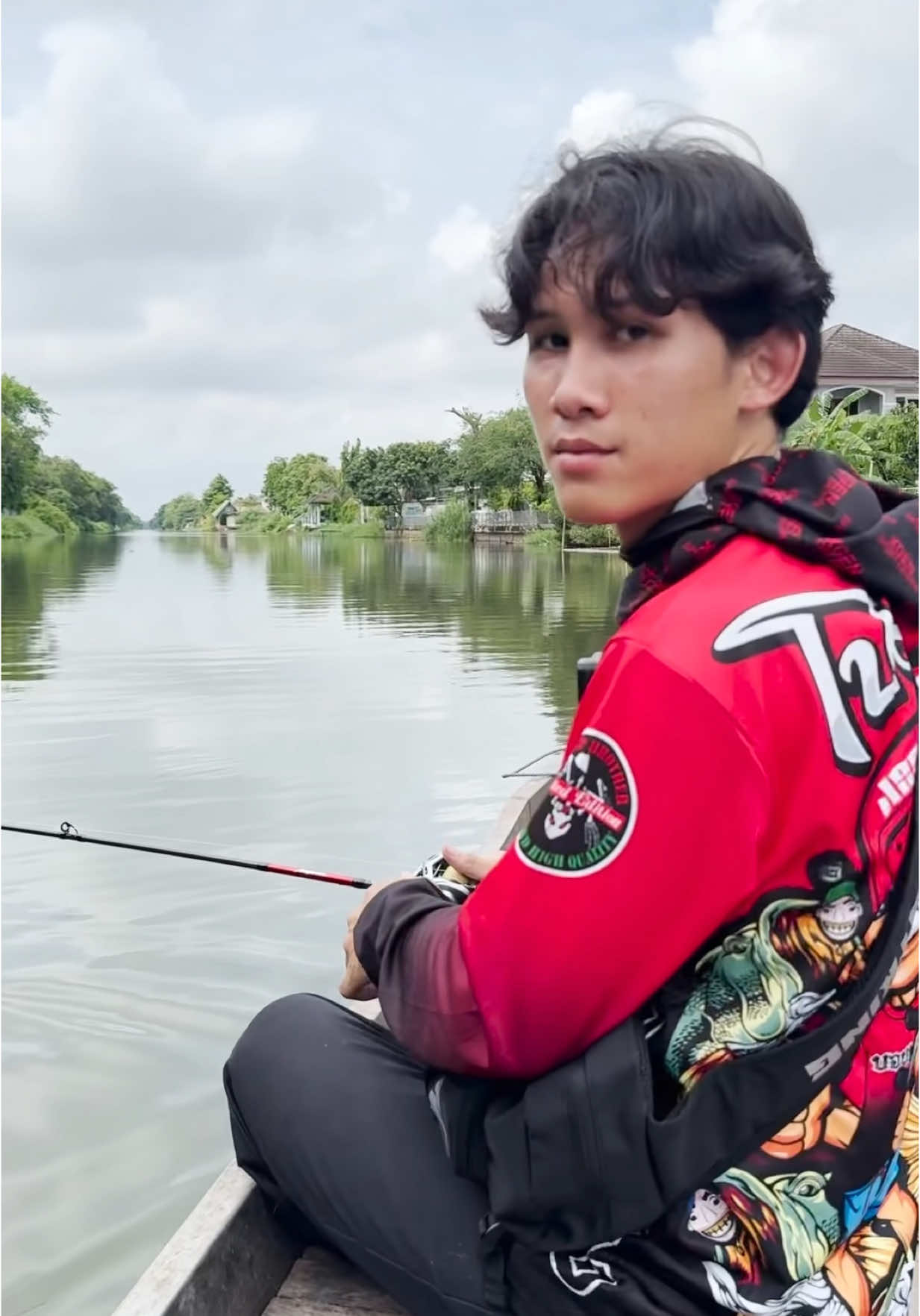 A post by @jjuedjang on TikTok caption: ล่องเรือตีปลาช่อนครั้งแรกในชีวิต!! #จืดจาง #วัยรุ่นคำมี #ตกปลา