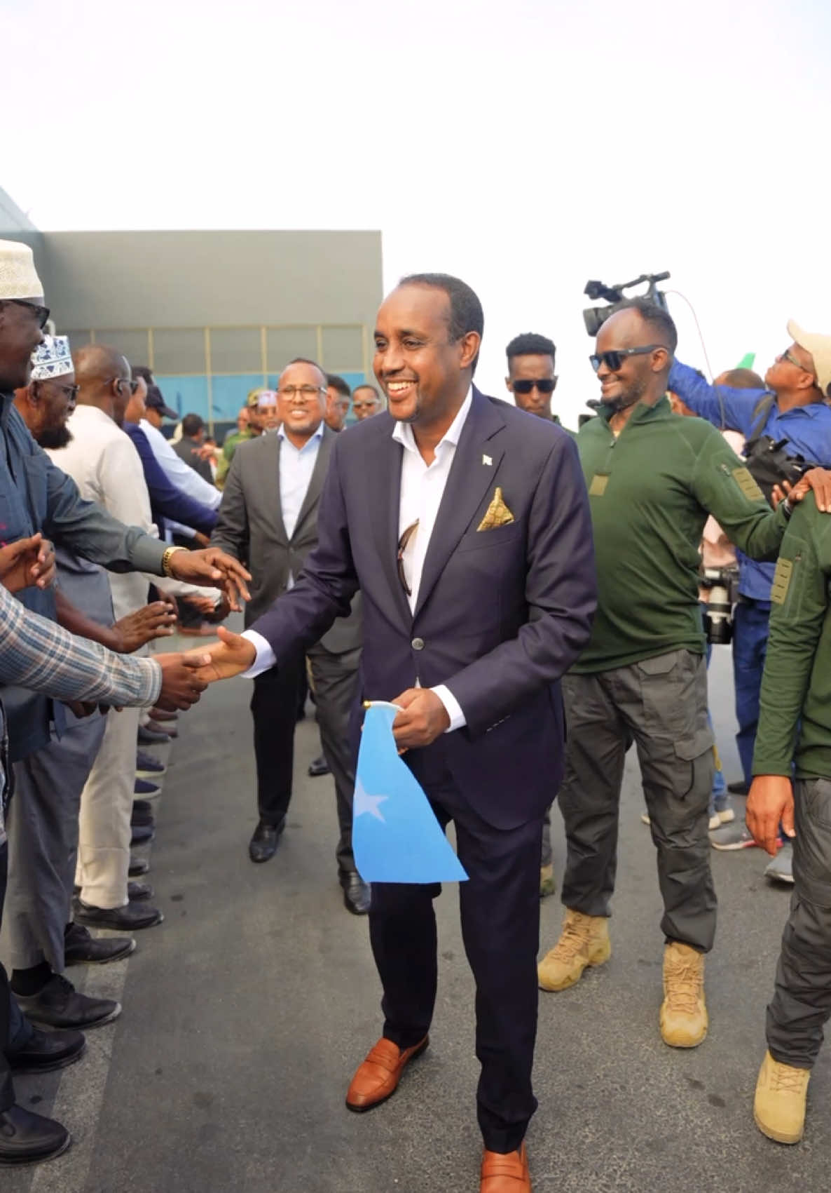 A post by @baana_boi on TikTok caption: Shaley waxeey magaalada mogadisho ukala xirneed xurmadle MAXAMED HUSSIEN ROOBLE  welcome dalkaa kuu baahan 🇸🇴🤩 #baanaboi #queensihaam #axmed_ak2 #lukchman10 #ramlahmed7 #camera_man_yaxye #11elevenstyle 