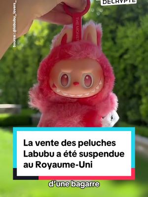 A post by @hugodecrypte on TikTok caption: Plusieurs incidents ont été signalés, notamment dans un magasin à Londres au Royaume Uni. Pop Mart a annoncé suspendre la vente en magasin de ces peluches dans le pays. 