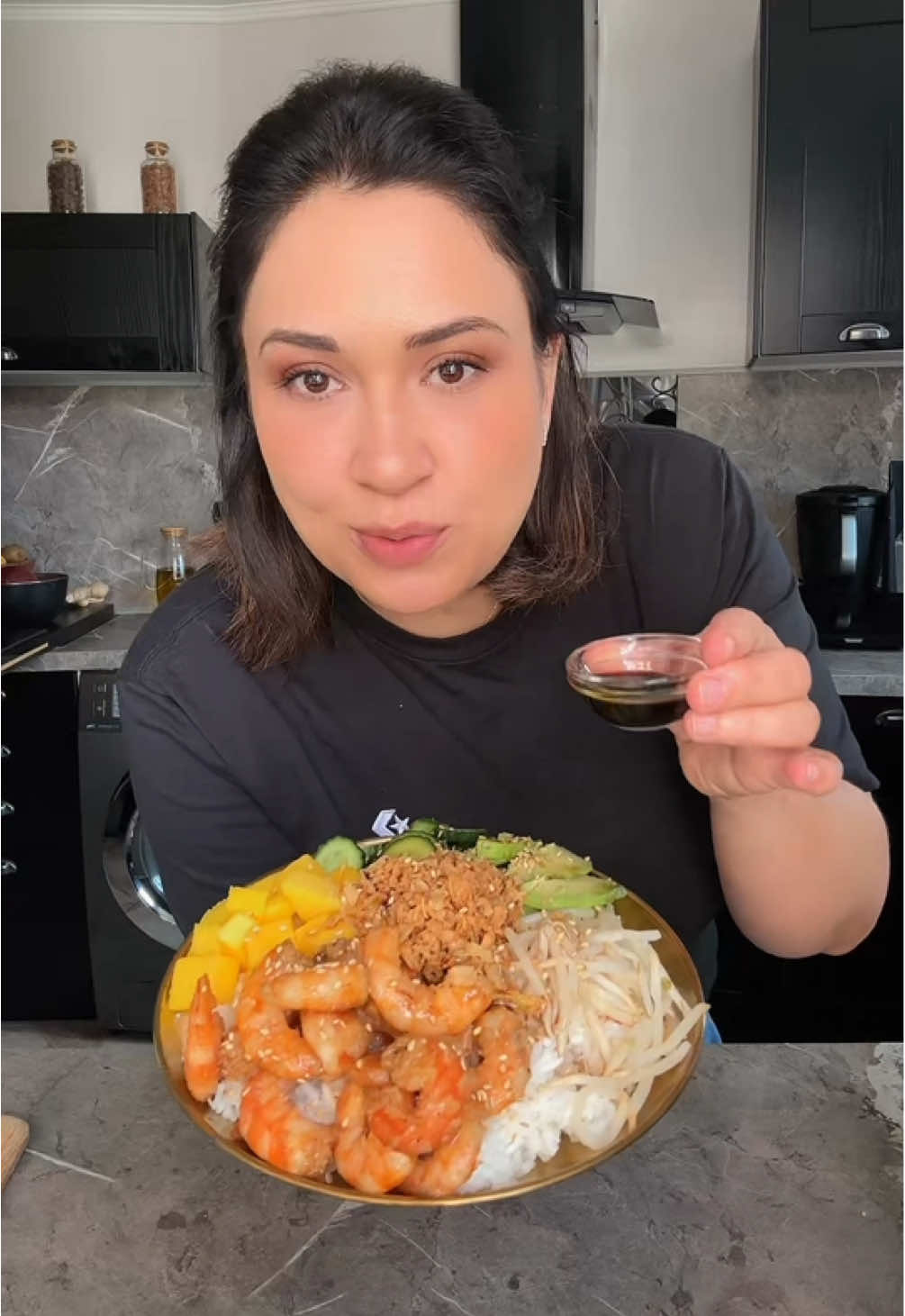 A post by @majda.berrada on TikTok caption: Recette poké, Bowl #وصفات صيفية وصفات سريعة #وصفات_سهله #وصفاتي #شهيوات #عشاء #غذاء #جوع_اخر_الليل #pokébowl #chinois #recette #rapide #efficace #recetterapide #restaurant 