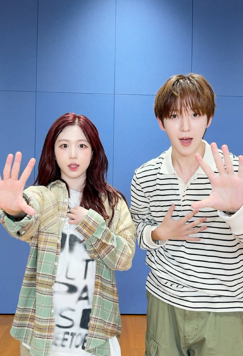 A post by @nmixx_official on TikTok caption: KNOW ABOUT #KickFlip #동현 ˗ˏ🌱 #NMIXX #엔믹스 #해원 #HAEWON  #Fe3O4_FORWARD  #KNOW_ABOUT_ME #KnowAboutMeChallenge  #킥플립 #Donghyeon