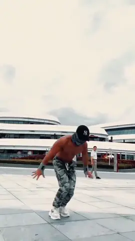 A post by @sipanzro on TikTok caption: #calisthenics #gym #Fitness #رياضة #sport #Training #كمال_الاجسام 