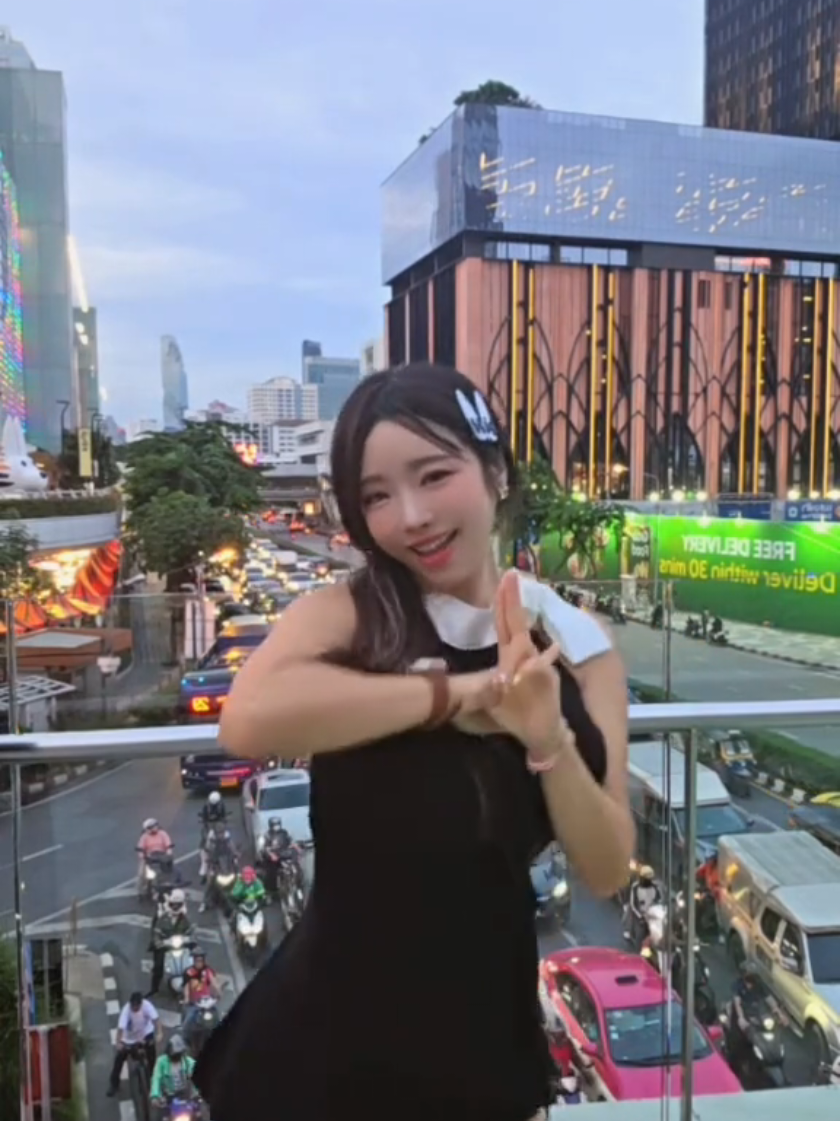 A post by @daly2828 on TikTok caption: What is the happiest time of the day? 🥰 #도우인챌린지 