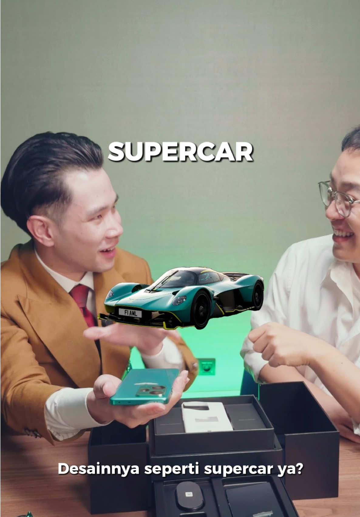 A post by @jessnolimit999 on TikTok caption: Aku nggak bisa berhenti bilang WOW, karena realme GT 7 Dream Edition sekeren itu!🙌🏻 Kemarin, aku berkesempatan dapet invitation spesial dari realme buat unboxing realme GT 7 Dream Edition yang terinspirasi Aston Martin Aramco F1®️ Team, langsung bersama Mr. Chase Xu, VP sekaligus CMO realme. Mulai dari box-nya, desain UI, sampai designnya, semuanya next level! Terinspirasi dari supercar, realme GT 7 Dream Edition ini membawa simbol kecepatan dan performa luar biasa yang bisa kita genggam setiap hari. realme GT 7 Series resmi launching secara global hari ini, don’t miss it guys! @realme Indonesia  #EndlessPowerJourney #realmeGT7DreamEdition #AstonMartinF1Phone