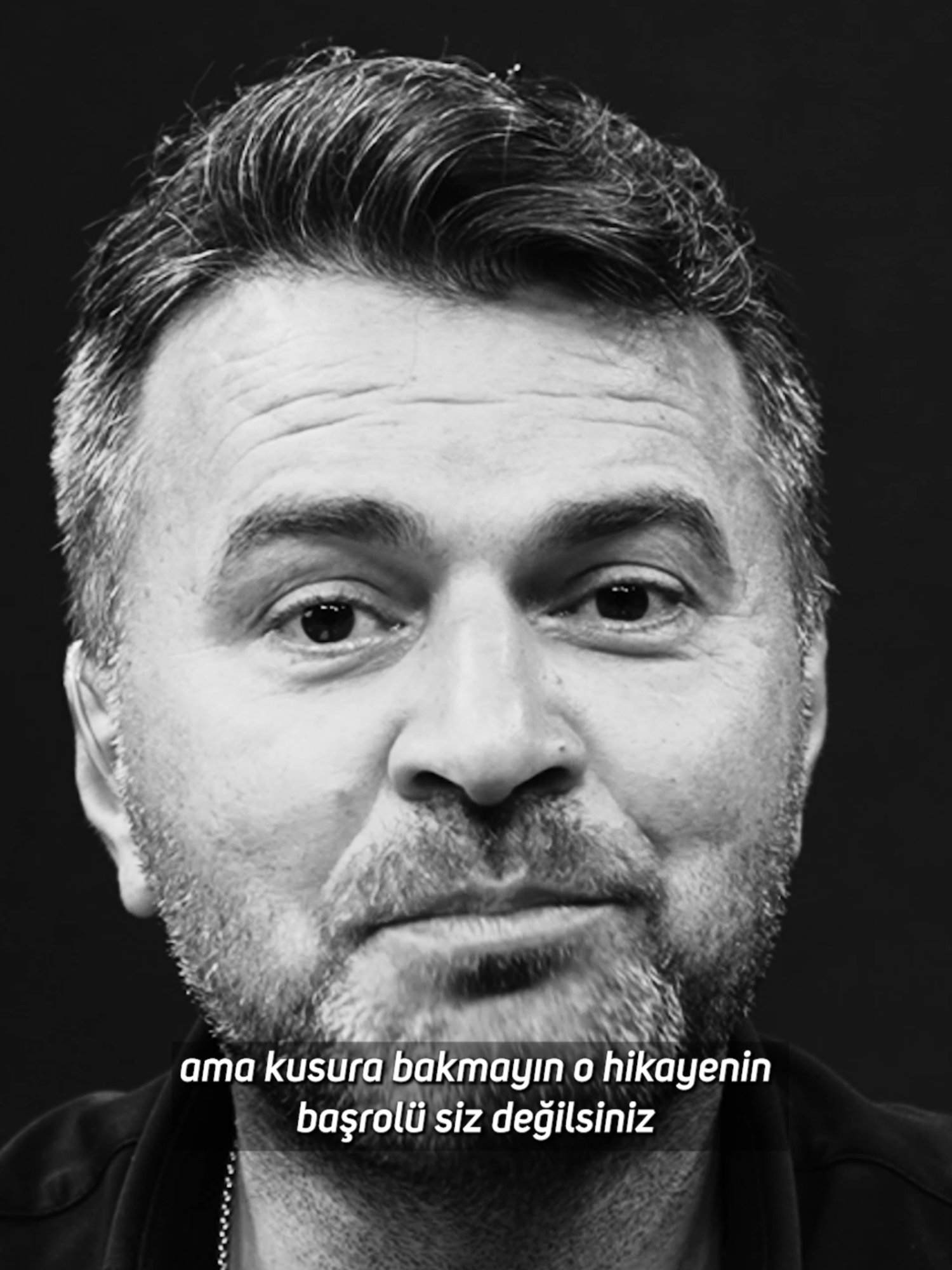 A post by @abdurrahmanuzunn on TikTok caption: Zülfü Livaneli, Siz Kuramadınız, Biz Yaşıyoruz… Devrim Başladı! Yıllarca masalarda yazdığınız hikâyeleri biz sokaklarda yaşadık. Sizin “kültür” dediğiniz şey, bir avuç seçkinin tekelinde kaldı. Şimdi millet konuşuyor, halk yazıyor, gençlik sahneye çıkıyor. Sizin yazmadığınız, çizmediğiniz hiçbir şeye “kültür” dememeyi öğrettiniz… Ama biz sustuk, bekledik, büyüdük. Ve şimdi sahne bizim! Siz yıllarca “bizden olmayan anlamaz” dediniz… Ama biz anlamadıklarınızdan bir medeniyet kuruyoruz. O çok korktuğunuz hegemonya artık halkın dilinde, ezgisinde, sokağında! Devrim başladı Zülfü Bey… Ve bu sefer başrol sizde değil.