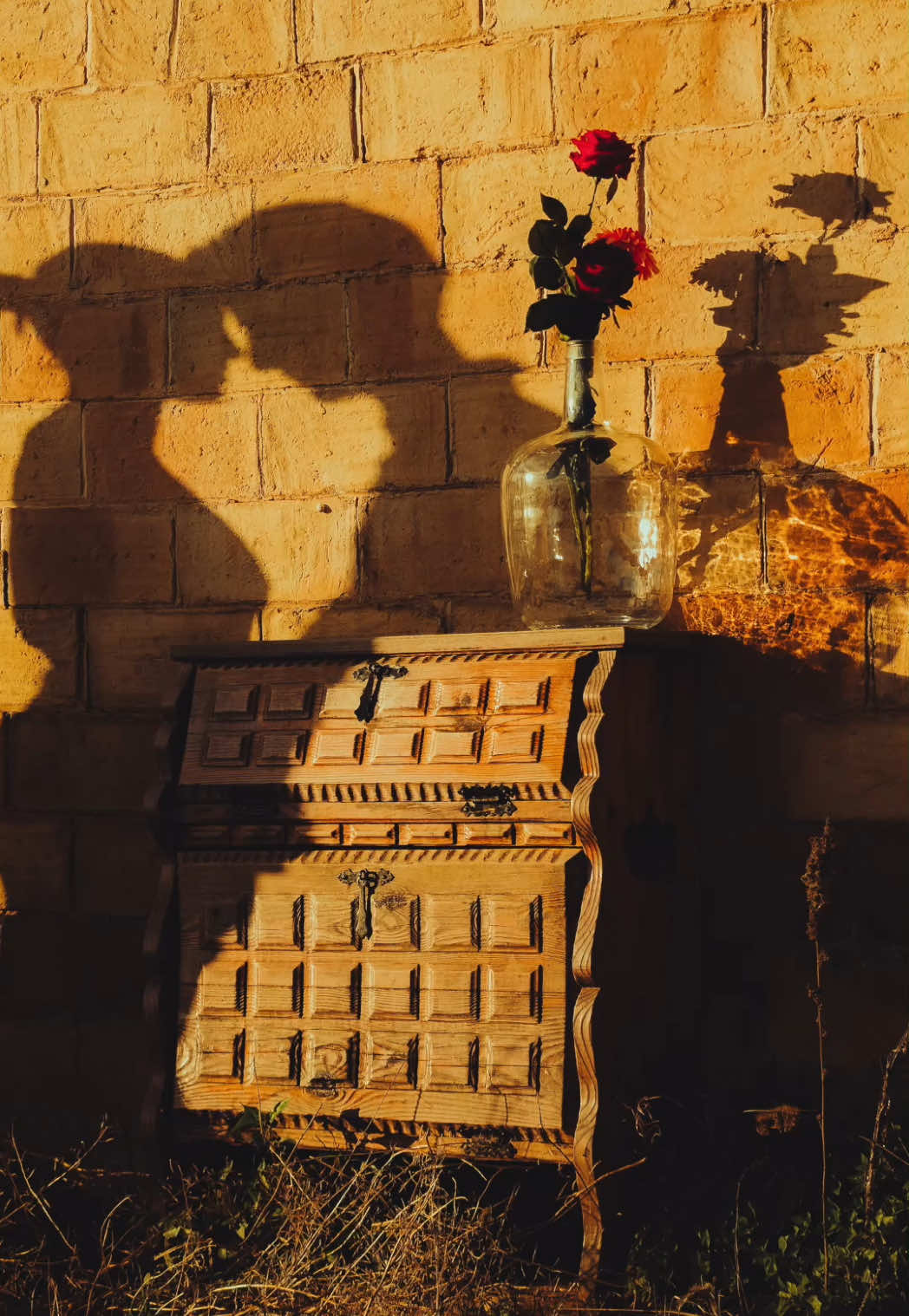 A post by @jordi.koalitic on TikTok caption: Shadow Play ❤️‍🔥 shot w @Xiaomi #xiaomi15ultra 