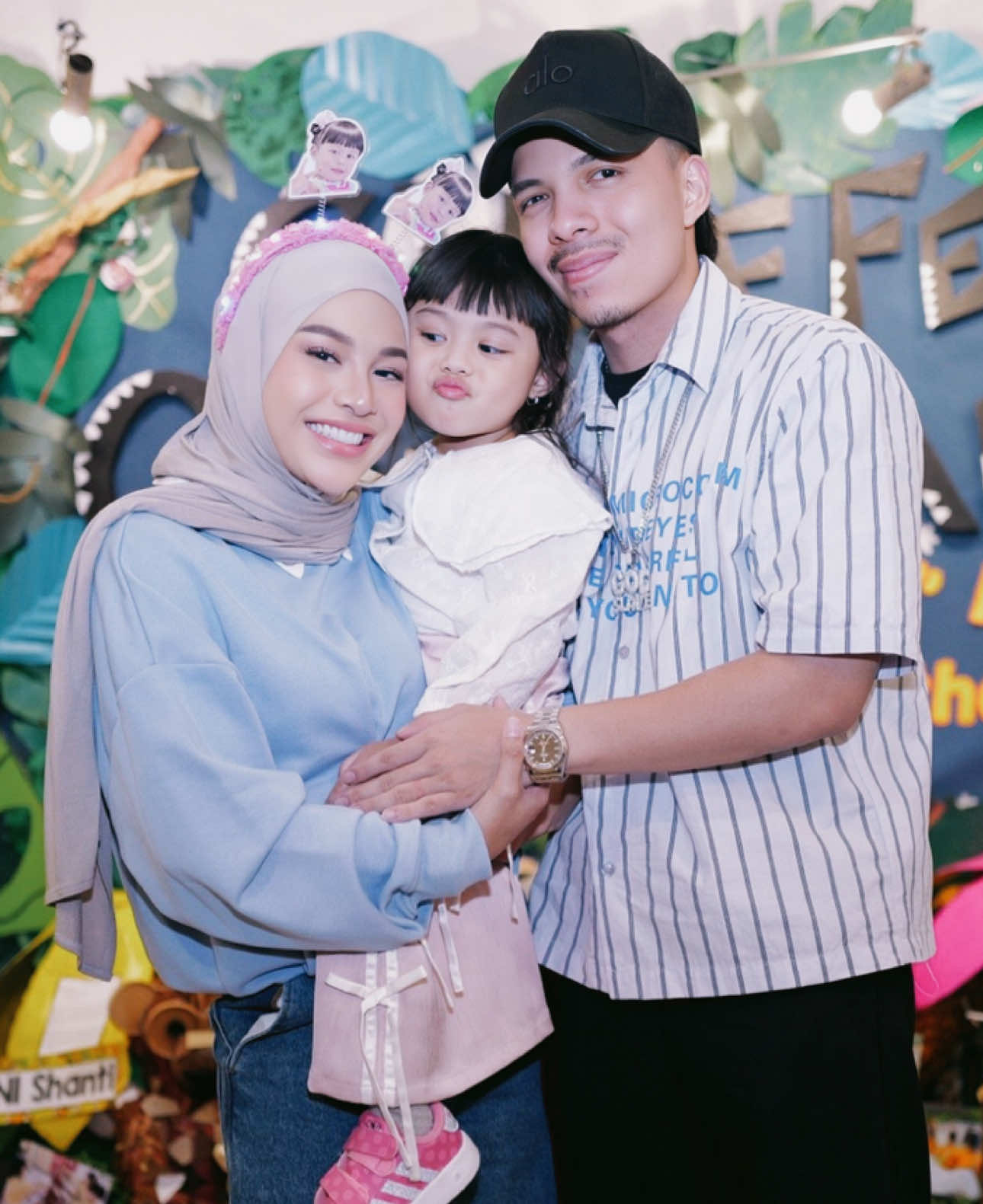 A post by @attahalilintar on TikTok caption: Hari terakhir kaka Ameena sekolah, papa mama sangat bangga 🖤🤍 Papa selalu bangga sama Putri papa 🖤🥹 Semua langkah kaki kecilmu selalu berarti besar buat papa mama 🖤 Belajar yang pinter, kejar cita2 mu, papa akan selalu berusaha ada di sampingmu dan kapan pun kamu butuh 🖤