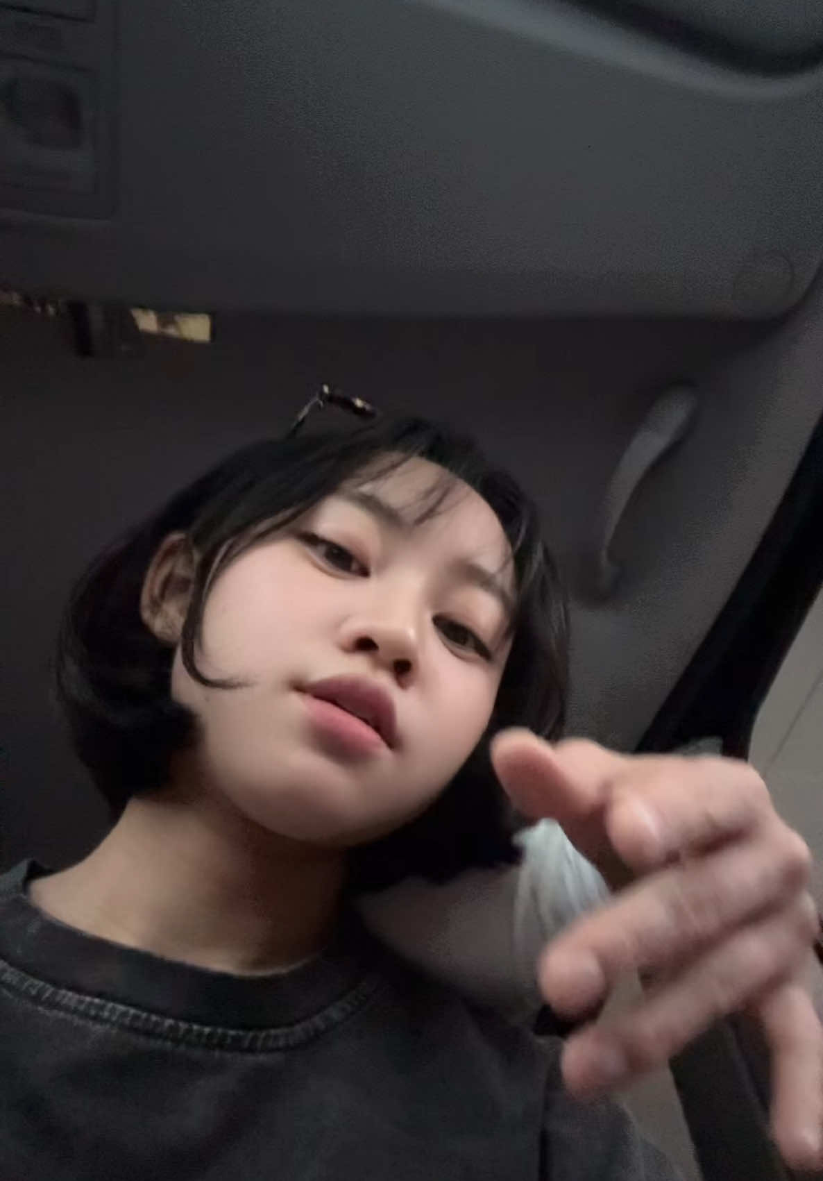 A post by @marysengmunmai1 on TikTok caption: လက်ငှါးမိတာ🤧@우이커플 #@Marysengmummai #marysengmunmai #우이커플 