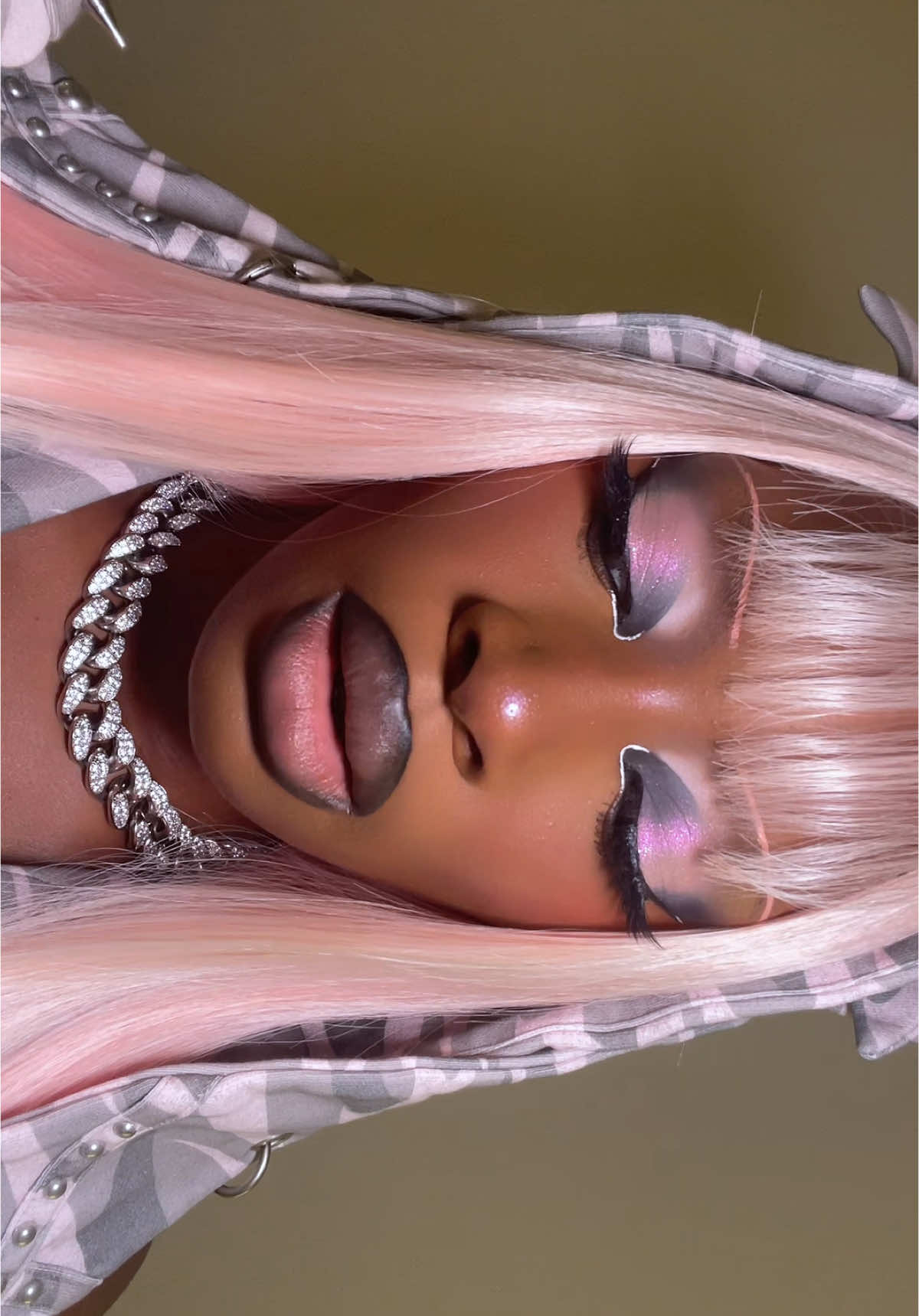 A post by @ on TikTok caption: oh hiiii✨  #fyp #makeupinspo #makeupartist #eyemakeup #pinkeyeshadow 