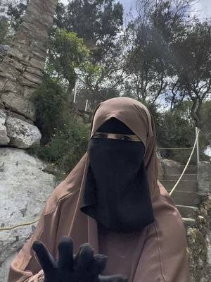 A post by @ghazal_benrabia on TikTok caption: والو هادي غير أنا فرحانة 😂😂😂😂😂 تابعو أنستاغرامي#ghazalbenrabia #جيش_غزل #خريجة_مع_غزل😌 #آجيو_تكتاشفو_العالم_معايا😌 #españa #palmademallorca #españa🇪🇸 #calallombards 