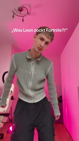 A post by @leon.content on TikTok caption: Bin gerade live und zocke zusammen mit euch 🤍 #live 