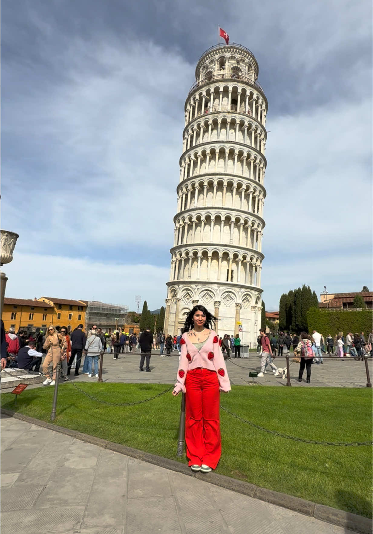 A post by @byniart on TikTok caption: Conocí La Torre de Pisa en Italia 😍🇮🇹