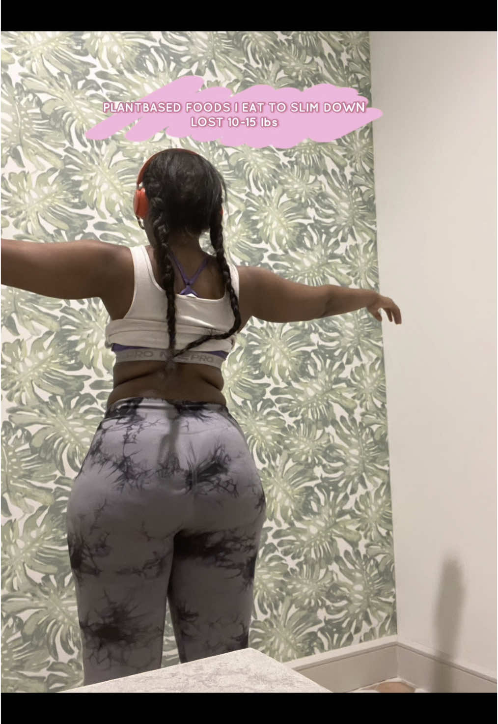 A post by @chloeuniqueee on TikTok caption: I incorporate these foods daily Or weekly, but most importantly DANDELION GREEN JUICE #chloeuniqueee #fitness #nutrionist #plantbased #weightloss 