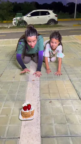 A post by @florezlinis1 on TikTok caption: Las ponen a perseguir un postre para poder comer 
