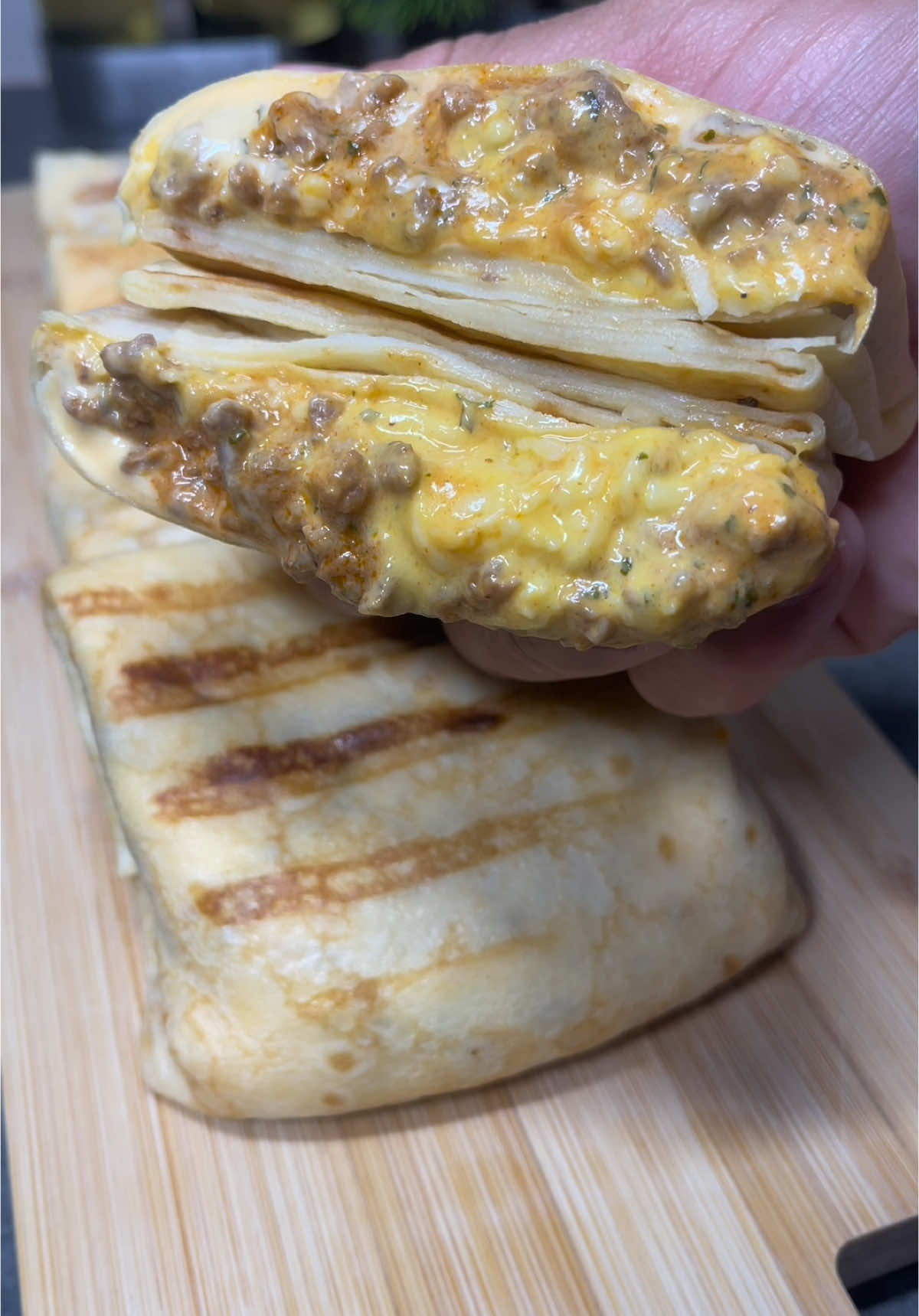 A post by @malcomsfood2 on TikTok caption: Crêpe à la viande hachée 🥞🥩 #recette #recettefacile #crepe #crepes #viande #cheesy #ideerepas #ideerecette #cuisine #manger #food #fastfood #humour #pourtoi #recettesimple #easyrecipe #recipeideas 