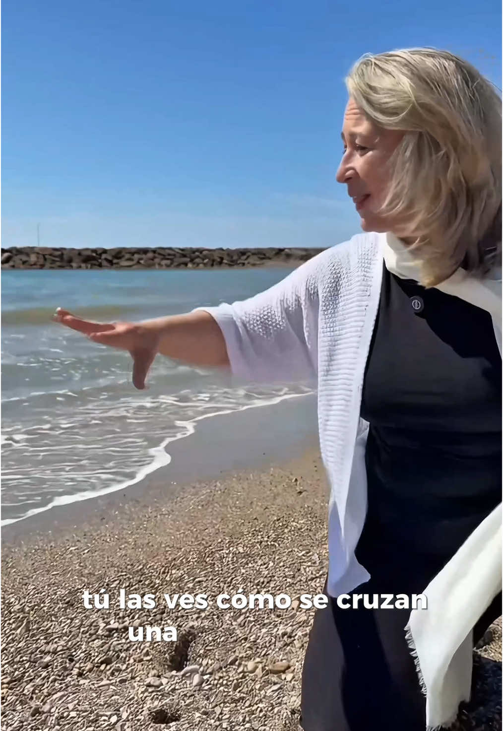 A post by @greenmaidenart on TikTok caption: Curso Online de olas cruzadas, disponible en la web 🤍 #Art #resinart #resina #resinaepoxi #parati #decor #artista #arte 