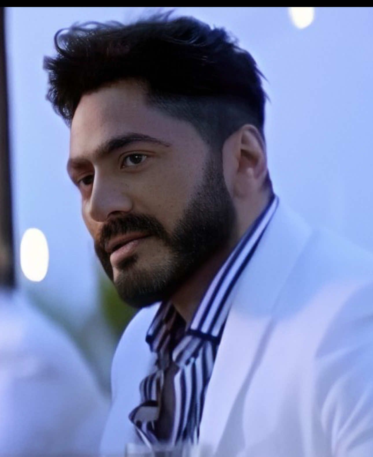 A post by @tamerhosny on TikTok caption: و أنا بتمرن سوري قبل أغنية ملكة جمال الكون عشان تعرفوا بس بتعب قد إيه بحضرلها من ٢٠١٩ 🤣 #تامر_حسني #tamerhosny 
