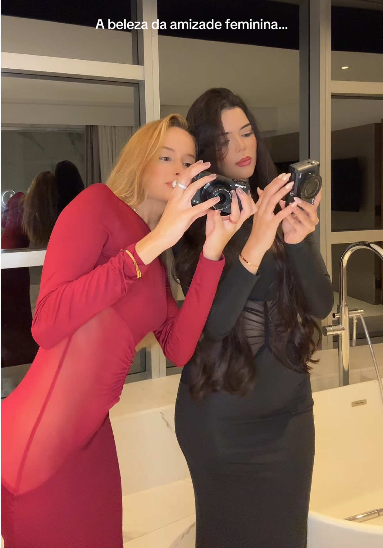 A post by @annacangussu on TikTok caption: @Laryssa ❤️🖤
