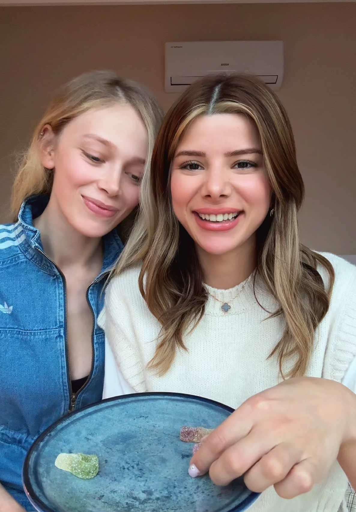 A post by @merveyalcin on TikTok caption: agiz saplatma sesleri icin cok ozur dilerim ama dünyanin en eksi jelibonu falan 