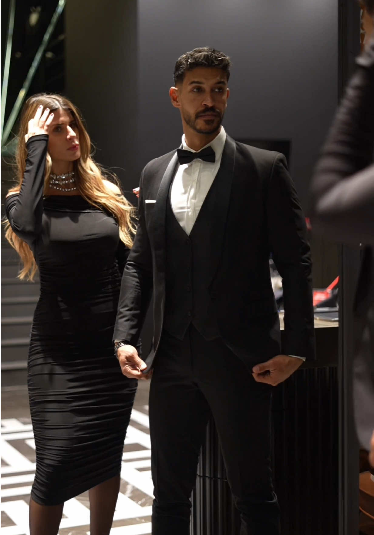 A post by @taha.asaad on TikTok caption: حبيتوا الاسود 🖤!! او تفضلوا غير لون❤️‍🔥😋  #tahaasaad #lifestyle #viral #explore #fyp #trend #tiktok #fashion #model #love #black 