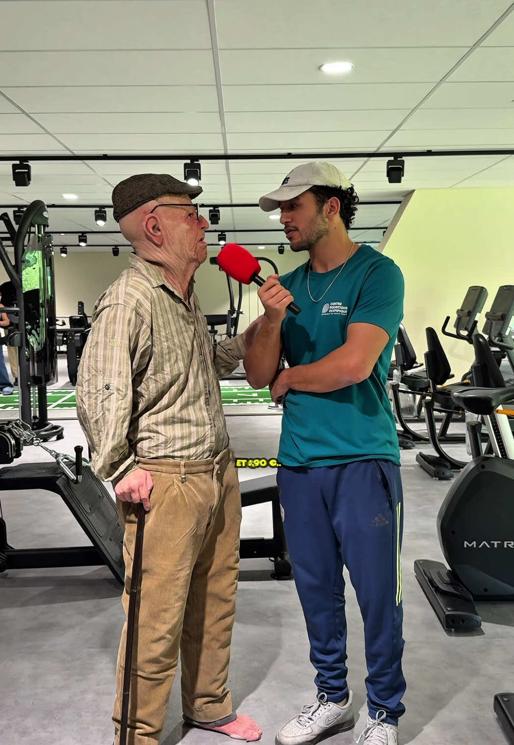 A post by @mohasmilefr on TikTok caption: Tu penses qu’il gagne combien par mois ? #microtrottoir #humour #salaire #caomerropoledugrandparis #mohasmile @Speedo