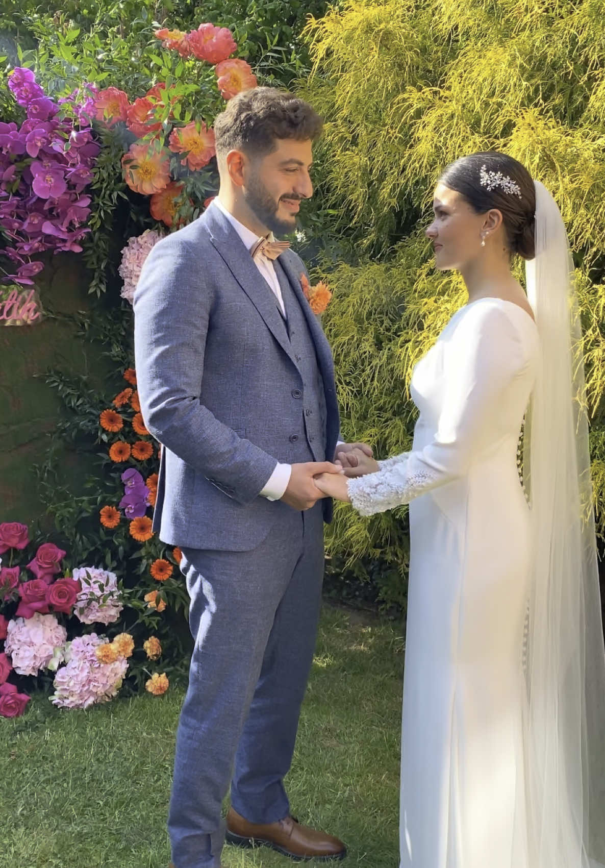 A post by @louisa_masciullo on TikTok caption: Heute 2 Jahre mit Männe veeheiratet 💍💐 #fyp #fürdich #foryou #wedding 