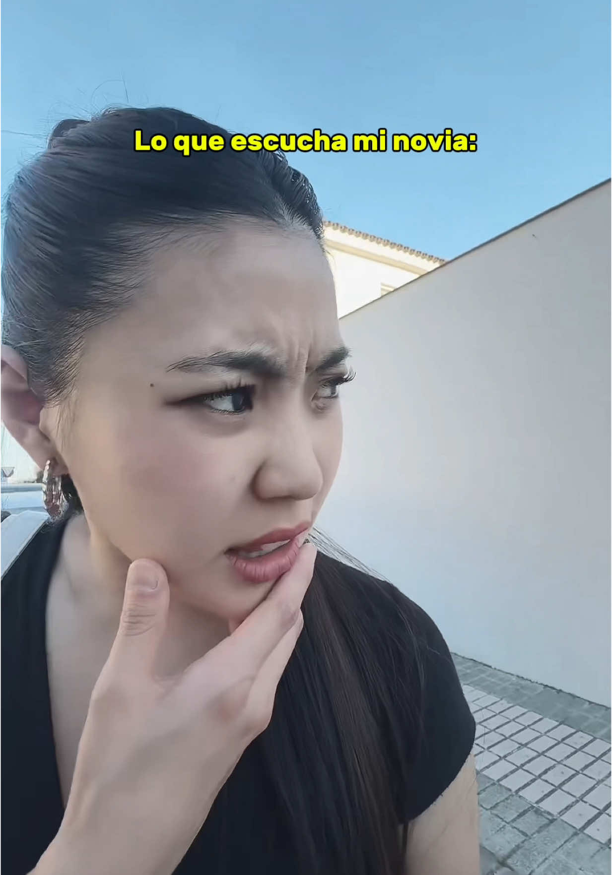 A post by @skyandtami on TikTok caption: Lo que escucha mi novia 😭 A quien te recuerda? 😅