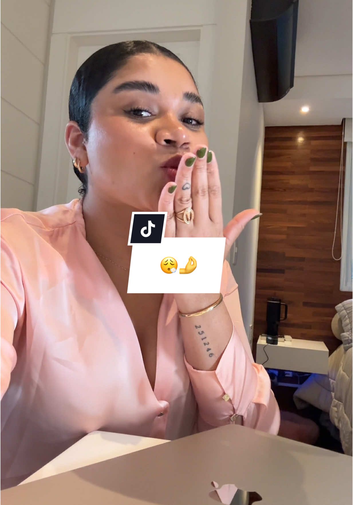 A post by @eloalmeida8 on TikTok caption: Melhor sensação do mundo “abrir coisas novas” 😮‍💨🤌
