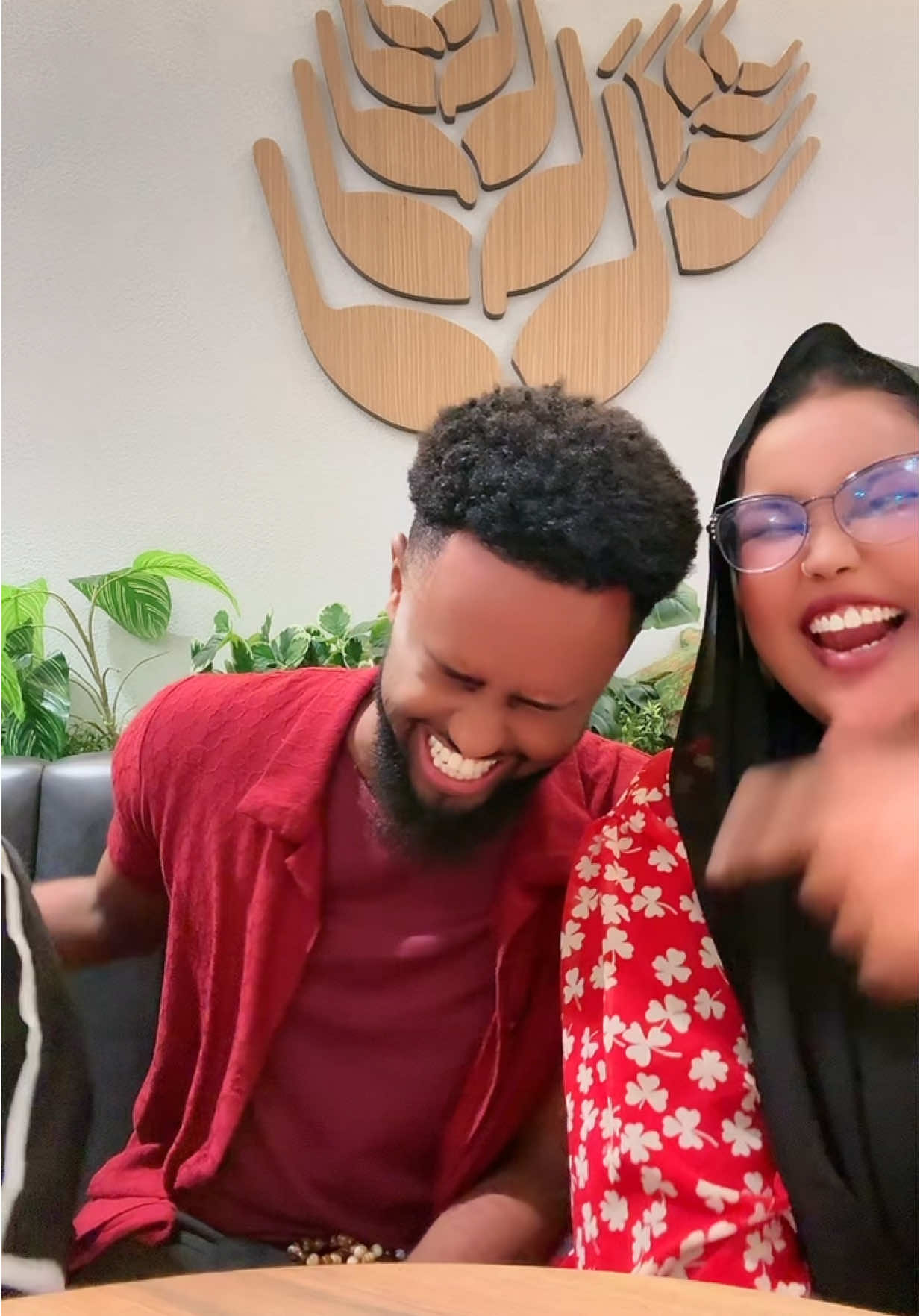 A post by @alinainabeerdon on TikTok caption: Car sheega waxaan ku qosolnay 😁😁@Roodoinabeerdone❤️👸 @Dayax Dalnuurshe #teamalinainabeerdoon #muqdishotiktok🇸🇴🇸🇴❤ #garowe_puntland_🇸🇱🇸🇱 