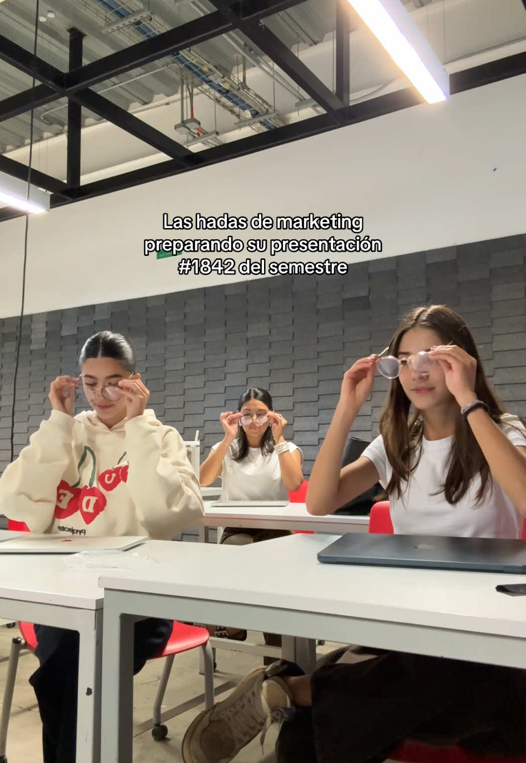 A post by @mariaacastaneda on TikTok caption: Las marketing girlies confirmarán 🤣🩷  #hadas #trend #marketing #uni #mariacastañeda #fyp #presentaciones 